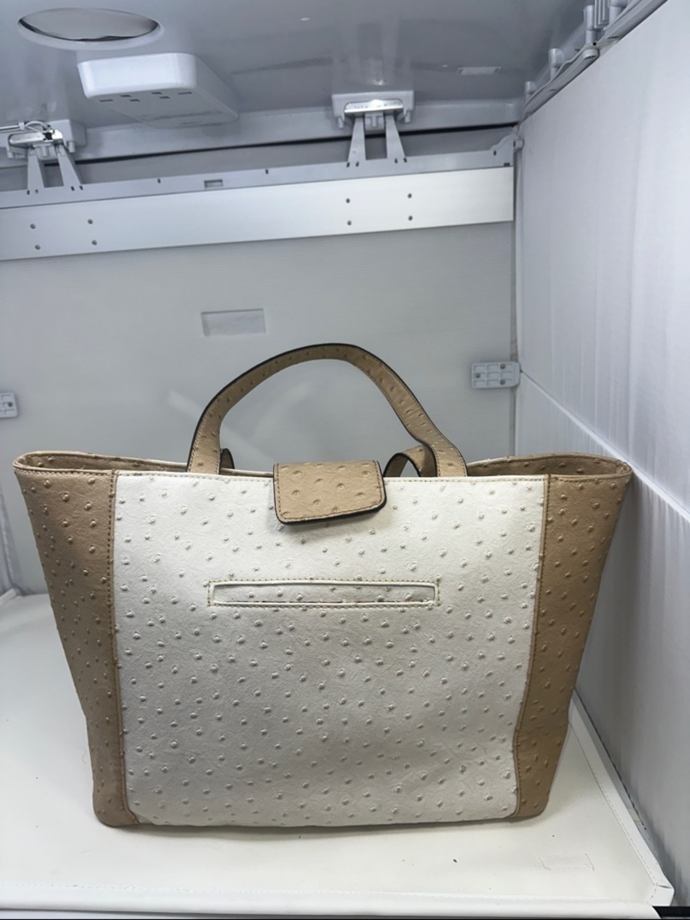 Guess tote - Picture 2 of 6